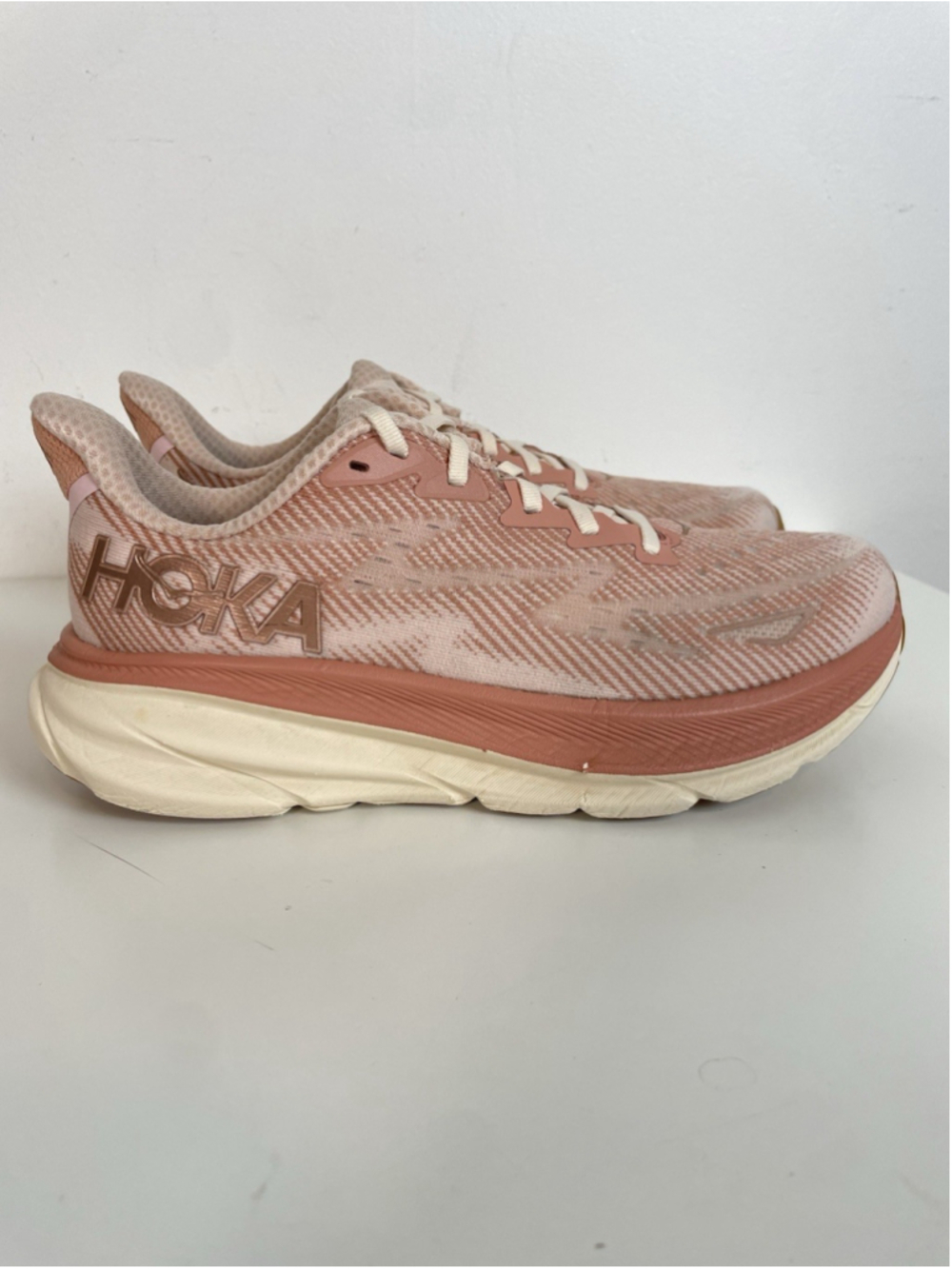 Hoka Clifton 9 Womens Size 8.5B Running Shoes Sneakers Sandstone Cream Rose Gold